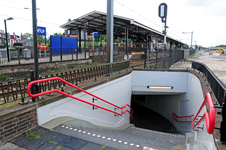 816716 Gezicht op het N.S.-station Bilthoven te Bilthoven (gemeente De Bilt), met op de voorgrond de toegang naar de ...